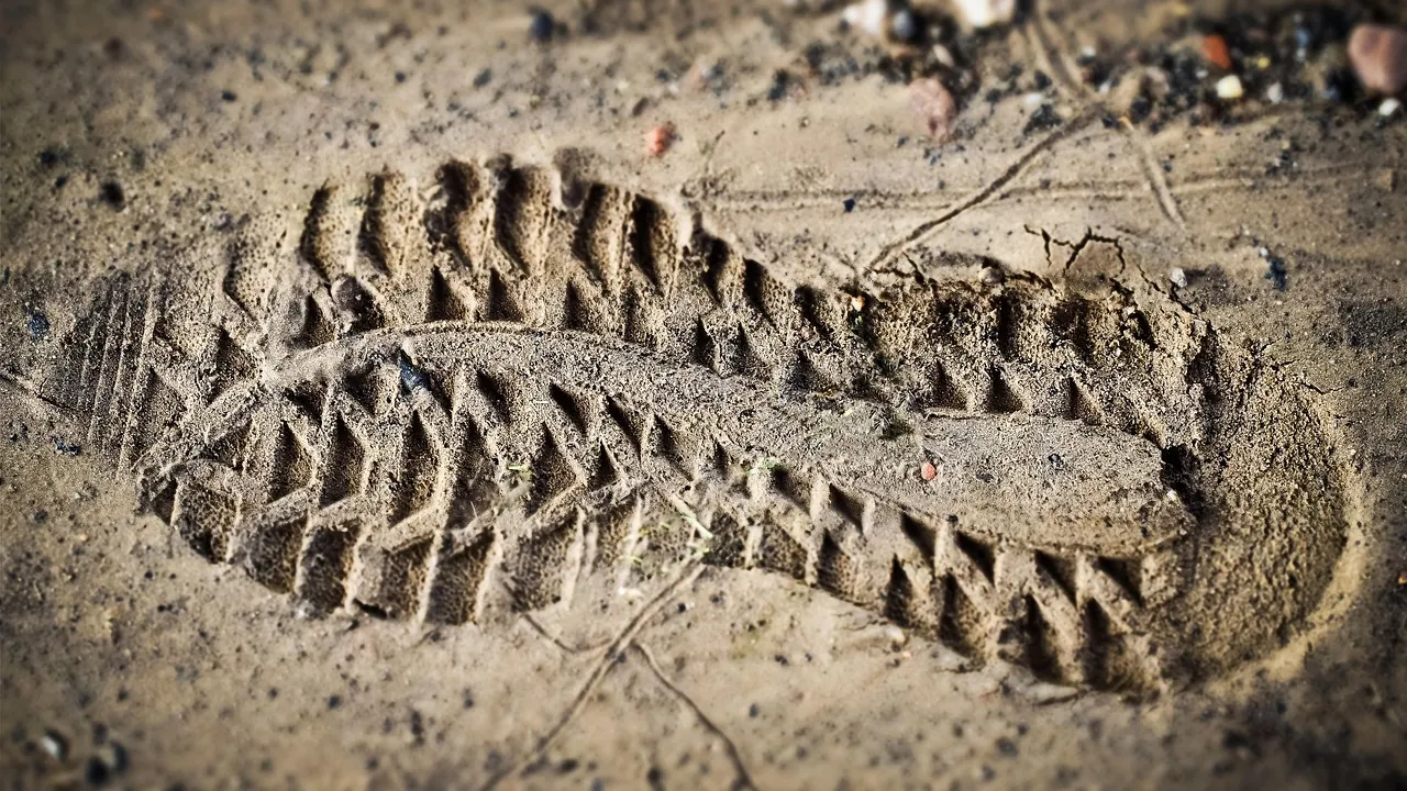 Empreinte d’une semelle crantée dans le sable